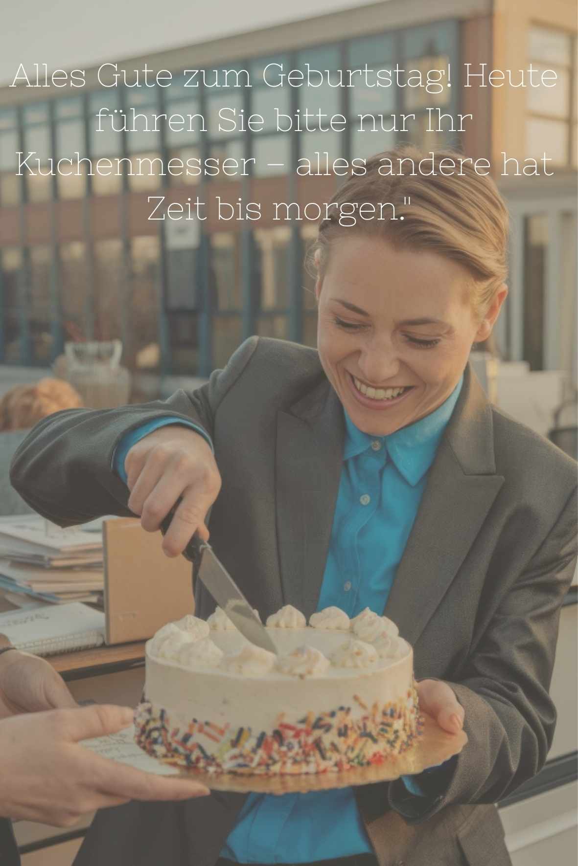 Kollegin schneidet Geburtstagskuchen im Büro mit lustigem Geburtstagspruch für Kollegen