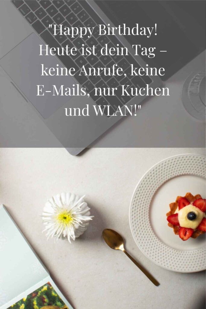 Arbeitsplatz mit Laptop, Kuchen und lustigem Geburtstagspruch für Kollegen im Büro