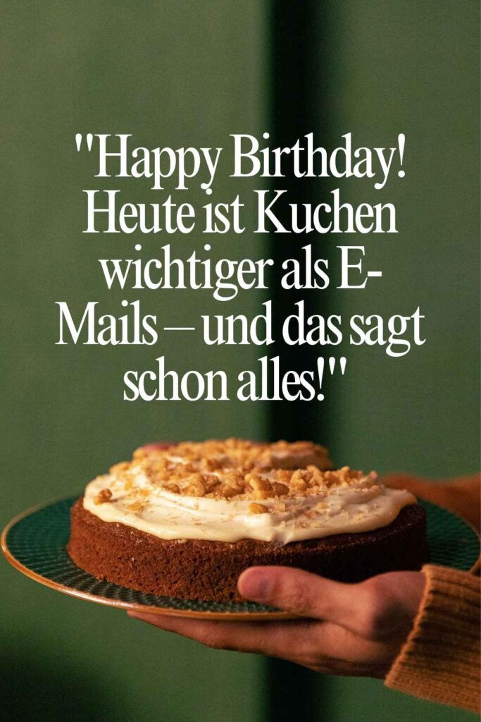 Kuchen auf einem Teller mit lustigem Geburtstagspruch für Kollegen über Arbeit und E-Mails