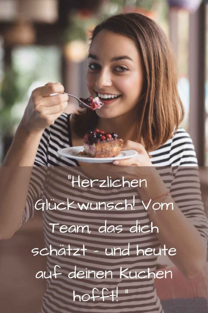 Kollegin isst Kuchen mit herzlichem Geburtstagspruch vom Team – humorvolle Glückwünsche im Büro