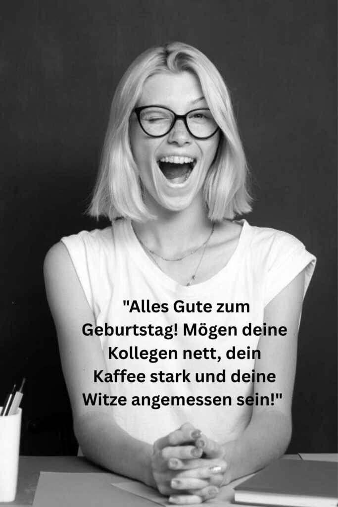 Lachende Kollegin im Büro mit lustigem Geburtstagspruch für Kollegen über Kaffee und Humor